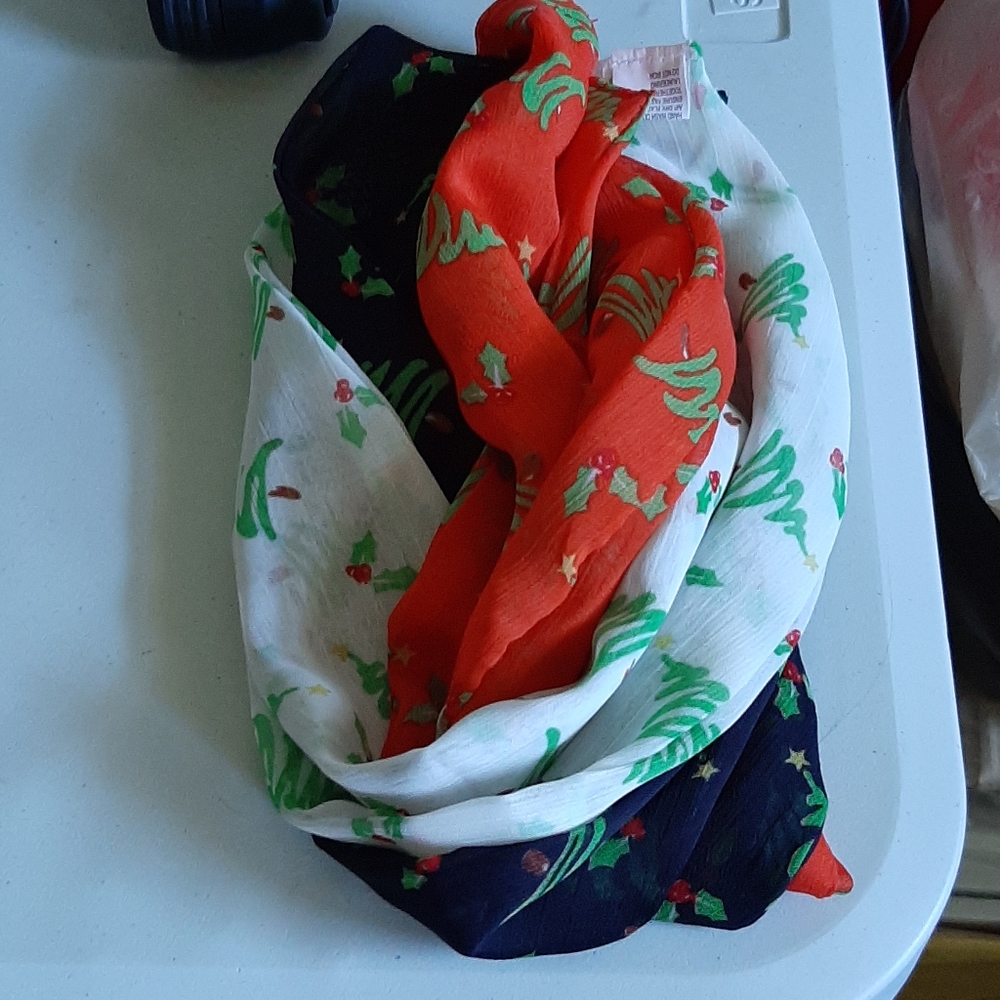 Christmas Holiday Scarf Set NWOT - Picture 2 of 4